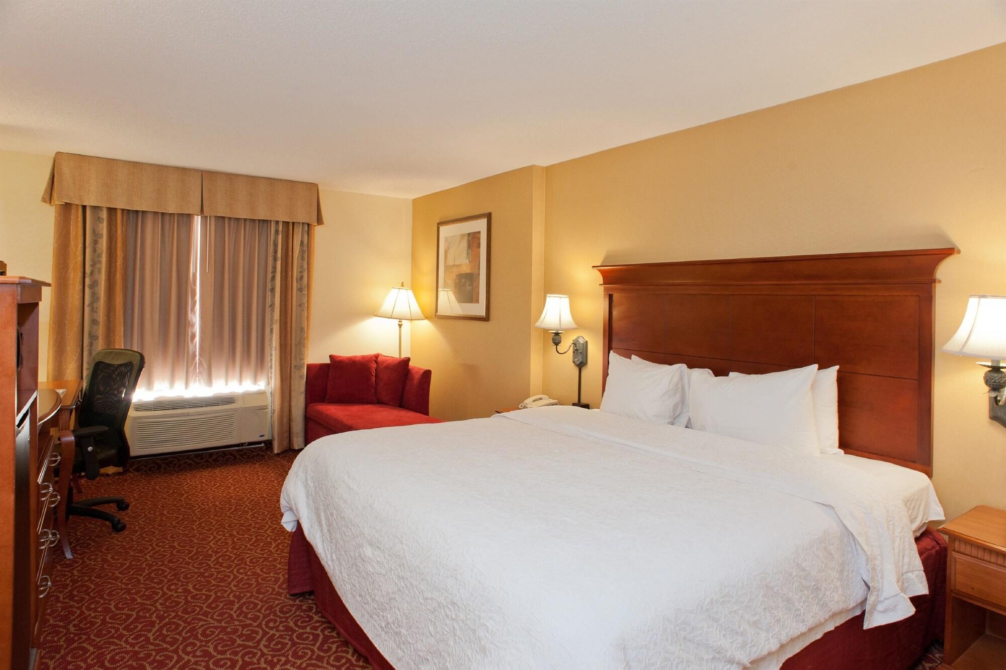 Hampton Inn & Suites Маккомб Экстерьер фото