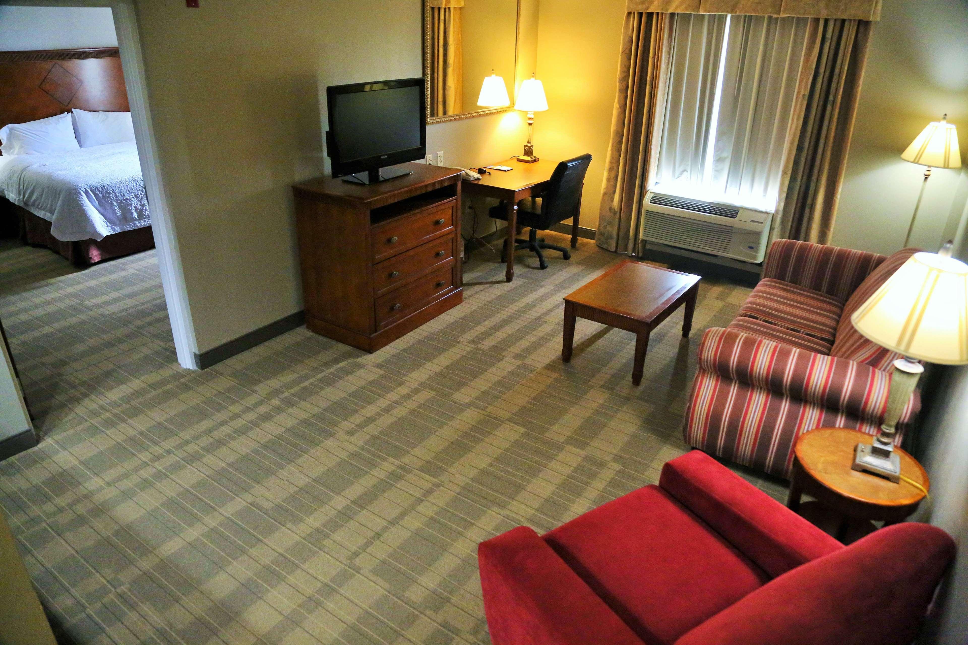 Hampton Inn & Suites Маккомб Экстерьер фото
