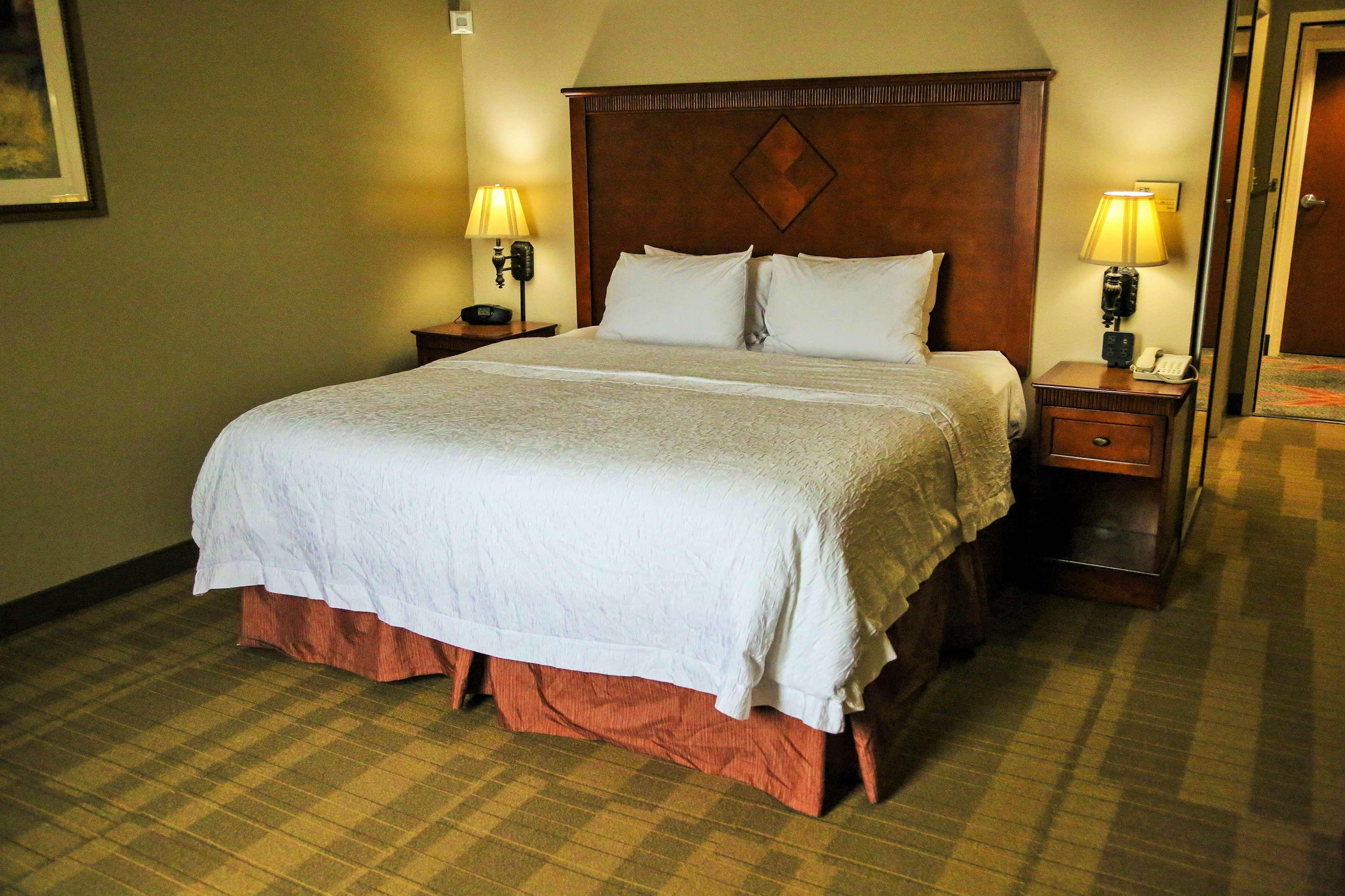 Hampton Inn & Suites Маккомб Экстерьер фото