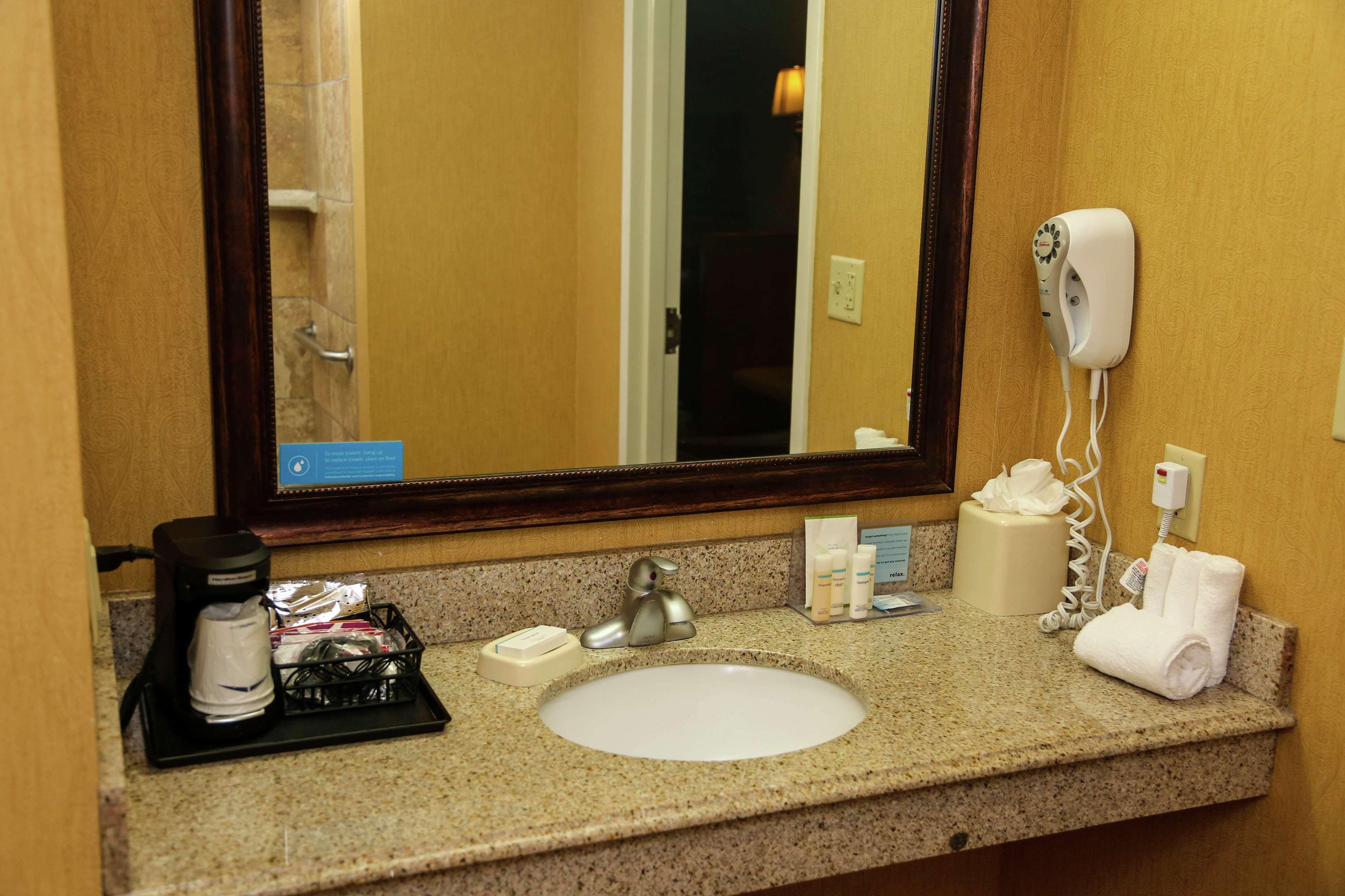 Hampton Inn & Suites Маккомб Экстерьер фото