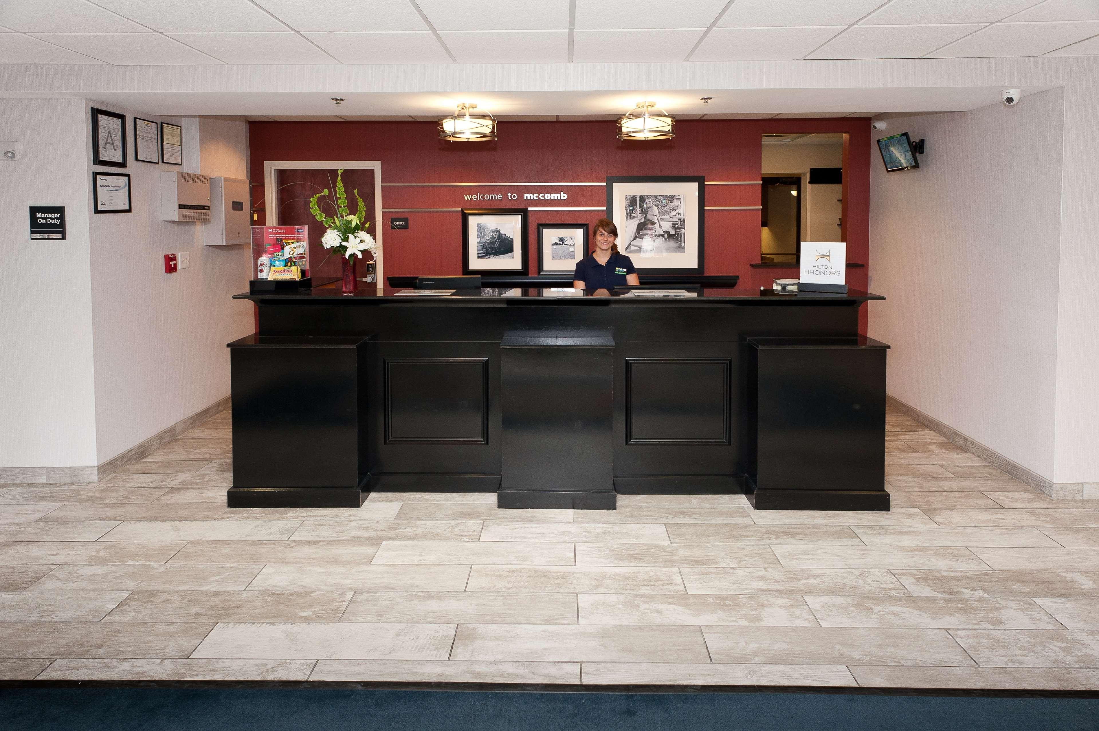 Hampton Inn & Suites Маккомб Экстерьер фото