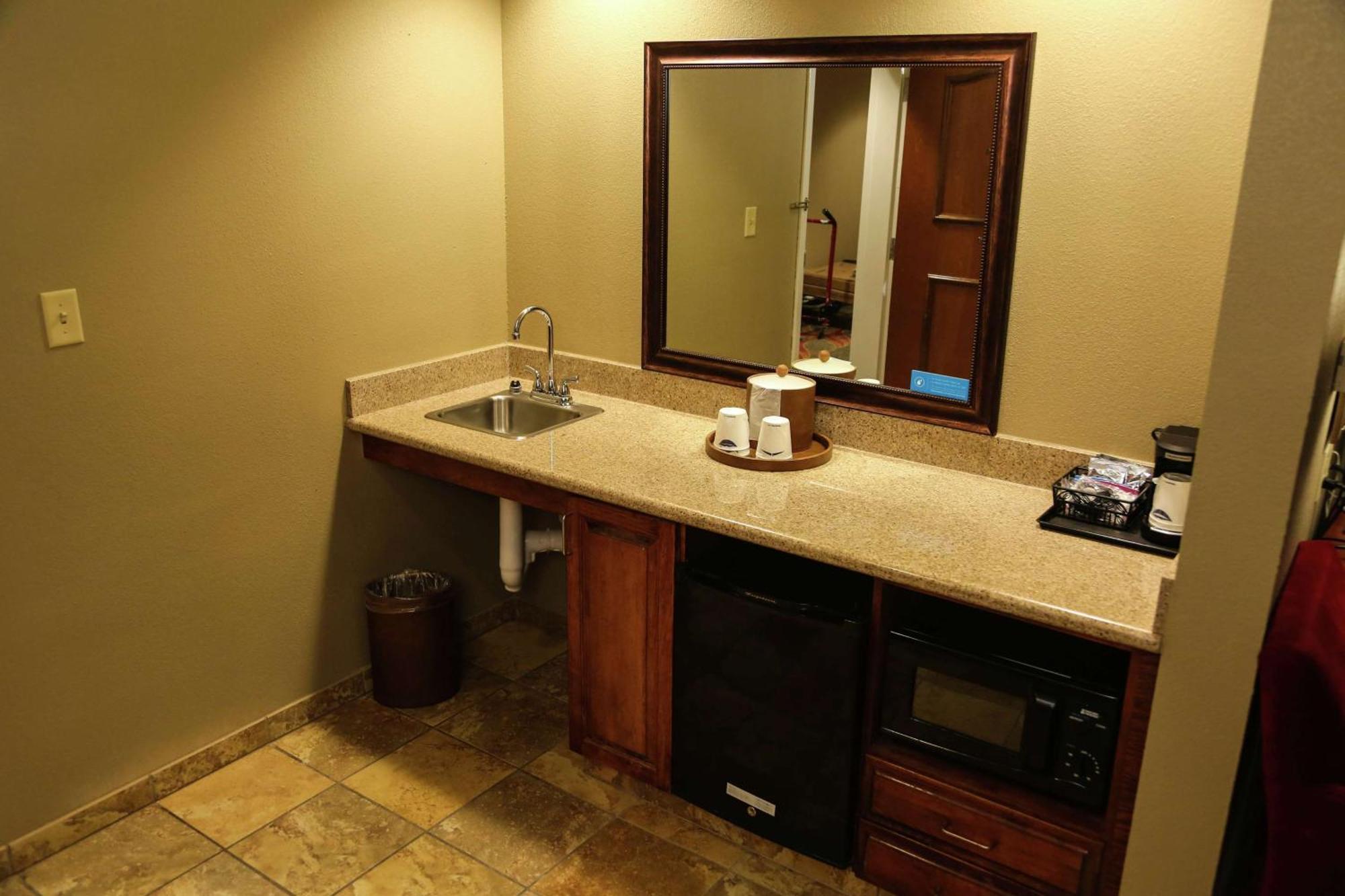 Hampton Inn & Suites Маккомб Экстерьер фото