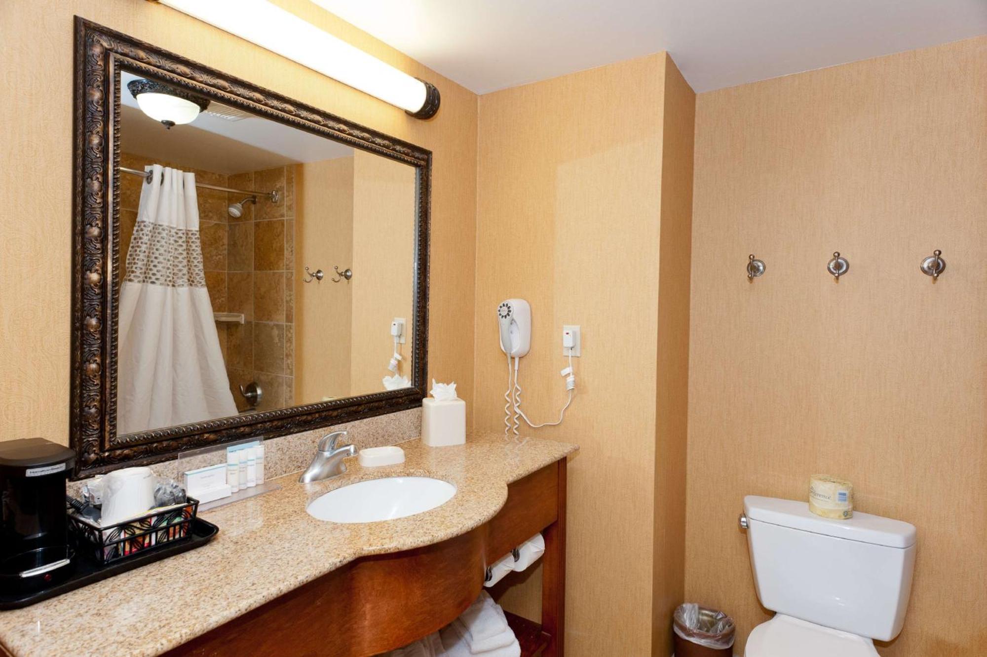 Hampton Inn & Suites Маккомб Экстерьер фото