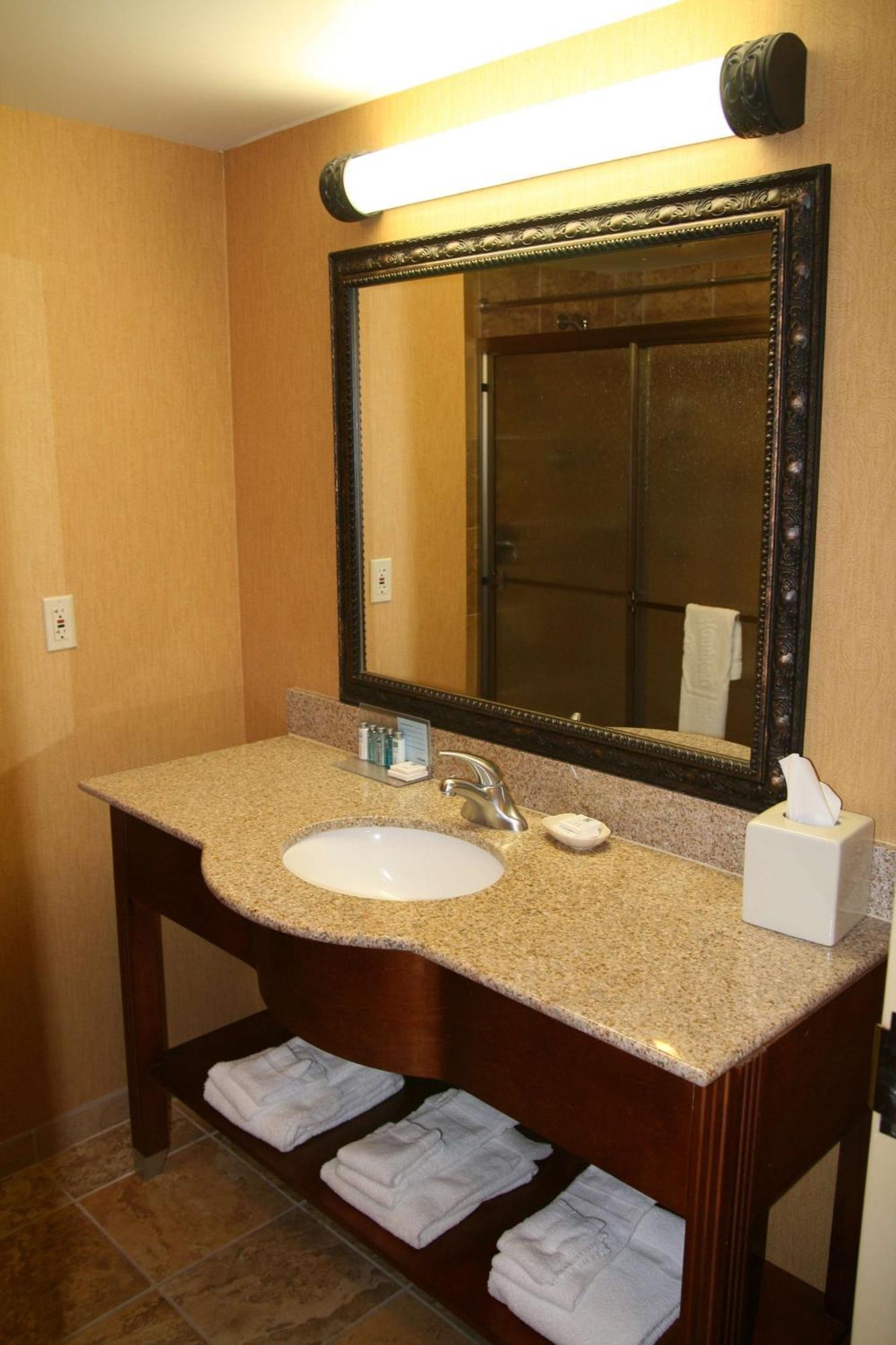 Hampton Inn & Suites Маккомб Экстерьер фото