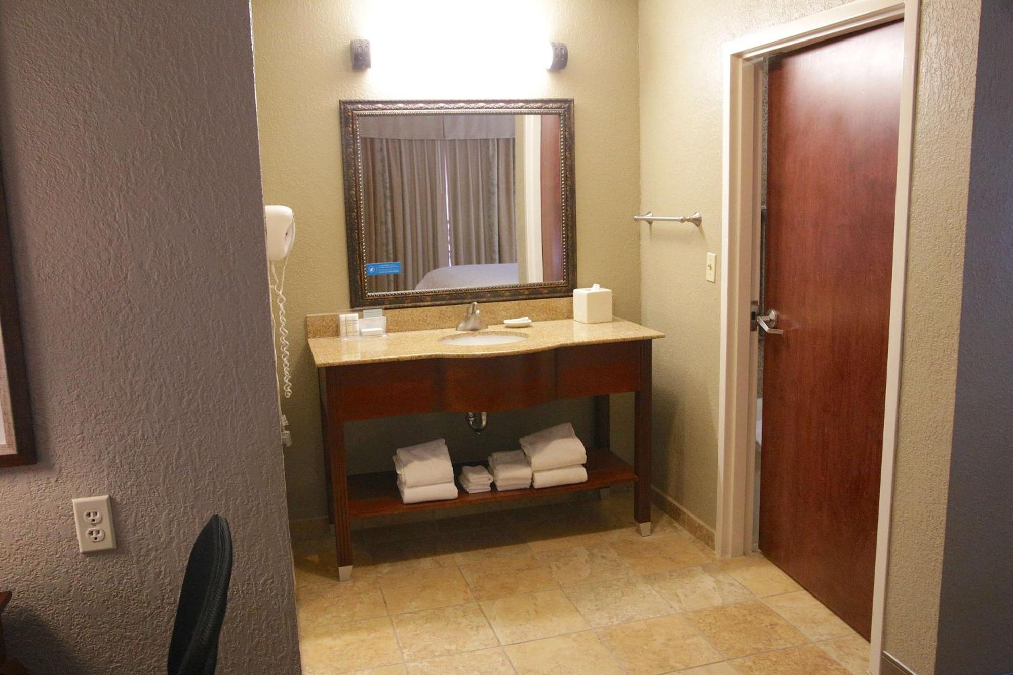 Hampton Inn & Suites Маккомб Экстерьер фото