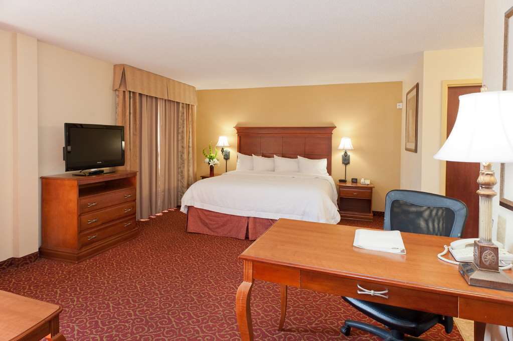 Hampton Inn & Suites Маккомб Номер фото